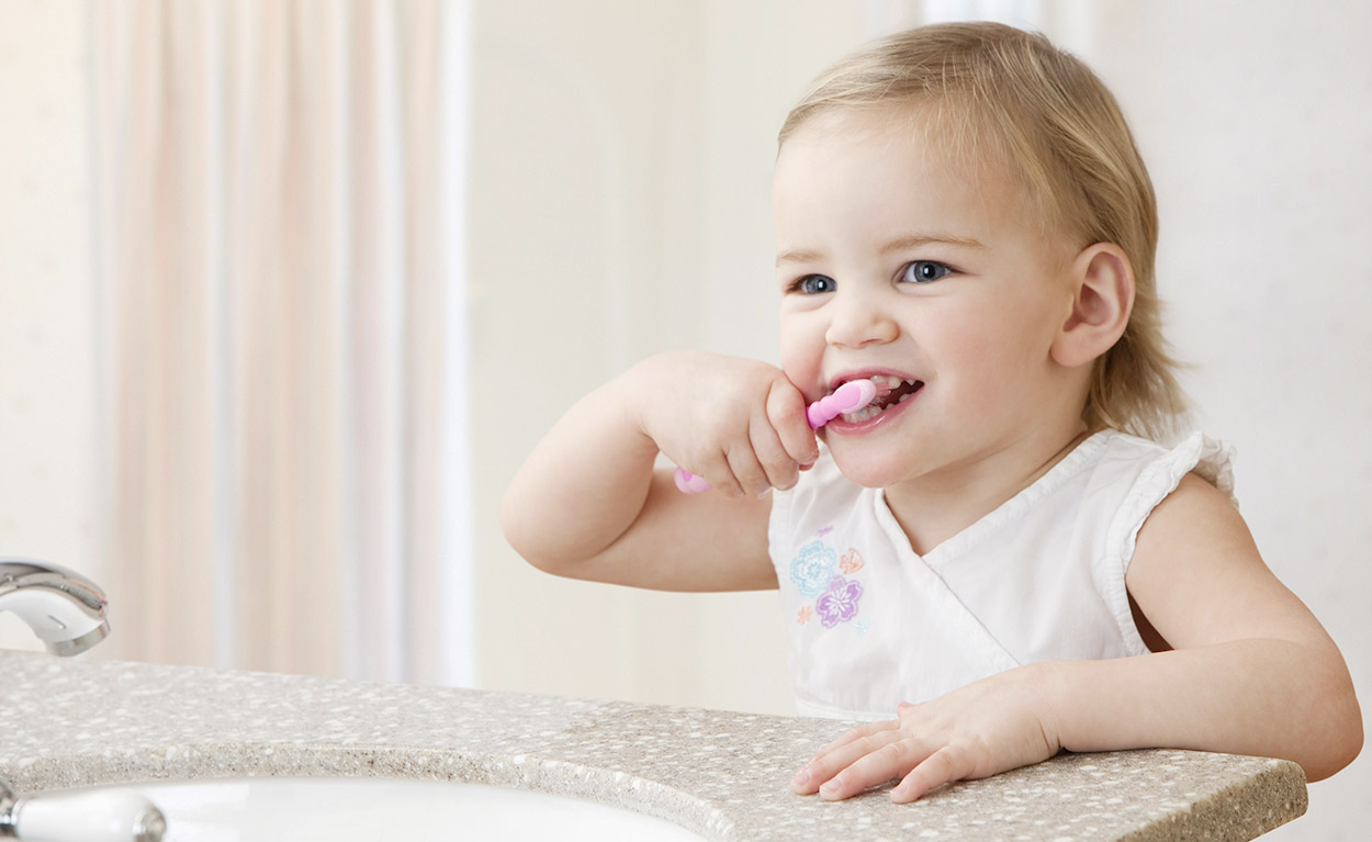 Bambina che si lava i denti