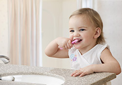 Bambino che lava i denti